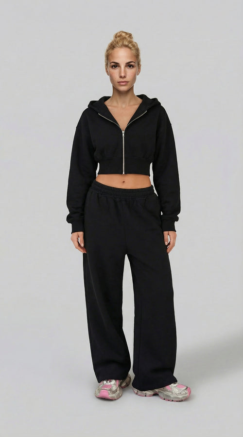 Ensemble sportswear deux pièces : sweat à capuche zippé coupe courte + pantalon ample taille élastique.